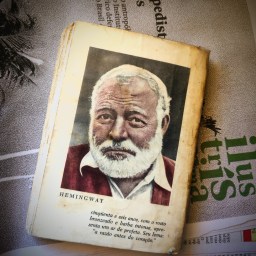 Tudo o que nele existia era velho, com exceção dos olhos que eram da cor do mar, alegres e indomáveis