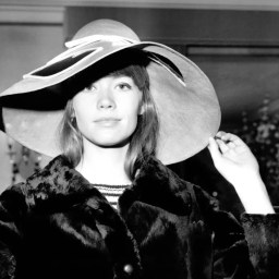 Morre Françoise Hardy, ícone da música francesa, aos 80 anos (E ainda belíssima!)